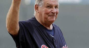 Bobby Cox makes first return to Braves game since suffering stroke