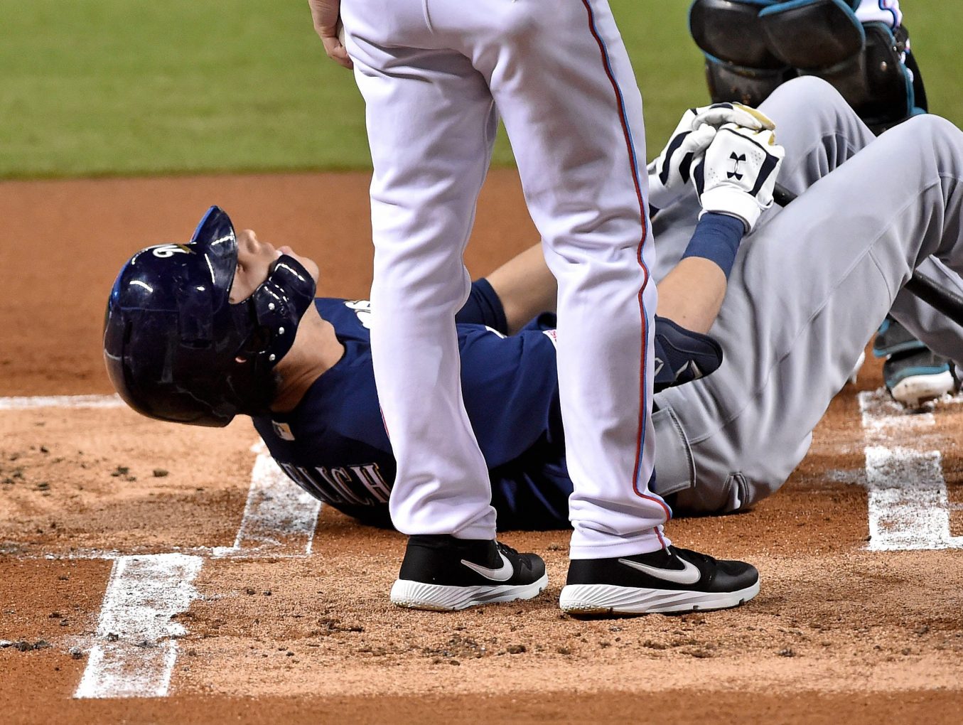 Christian Yelich forced from Tuesday&apos;s game in the first inning with apparent knee injury