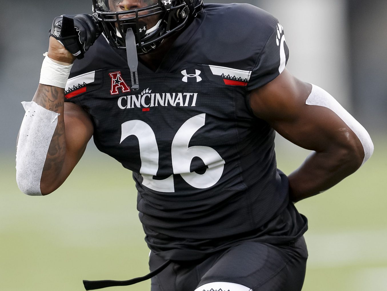 Cincinnati&apos;s Kyriq McDonald appears to have seizure on field against Ohio State