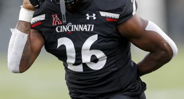 Cincinnati&apos;s Kyriq McDonald appears to have seizure on field against Ohio State