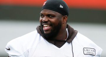 Cleveland Browns OT Greg Robinson ejected for kicking Titans player in head