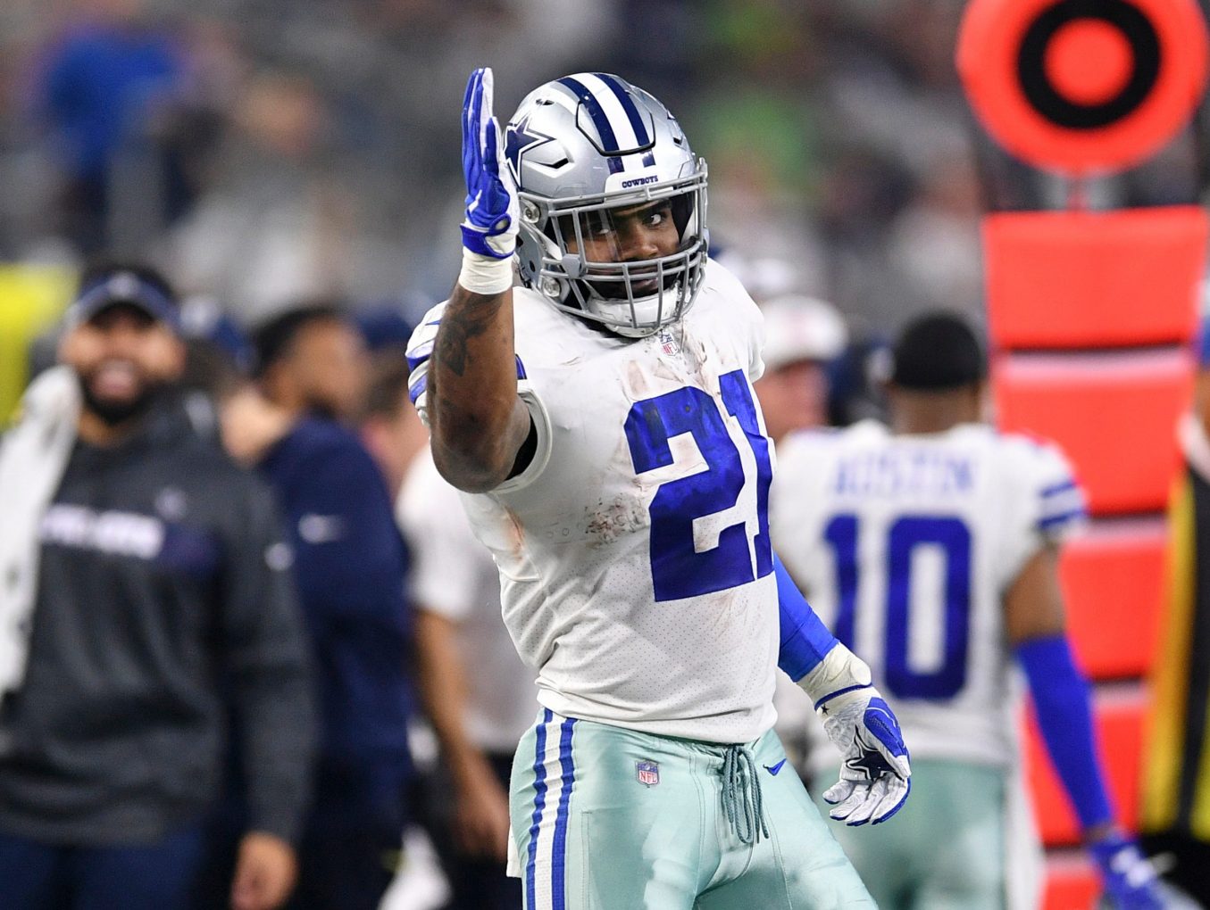 Ezekiel Elliott returning from Cabo as Cowboys RB awaits contract extension, per reports