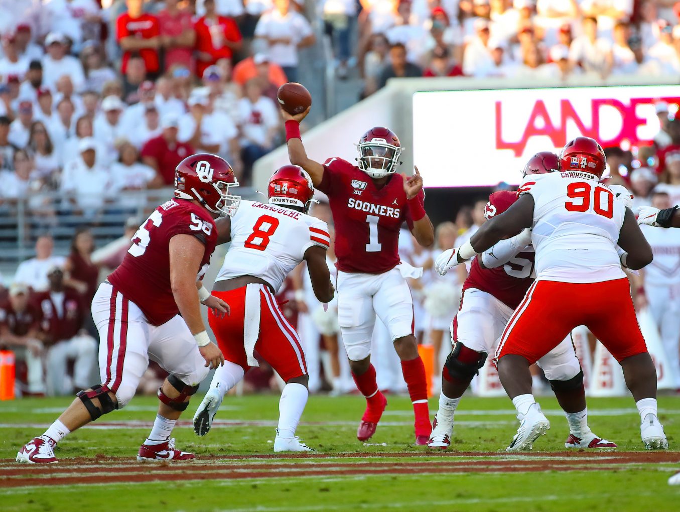 Jalen Hurts looks like perfect fit in debut as Oklahoma&apos;s new quarterback